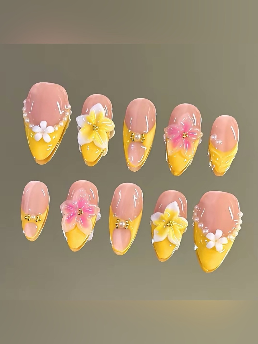 NailVesta Almond Press-On Nail Set - Honey Daisy